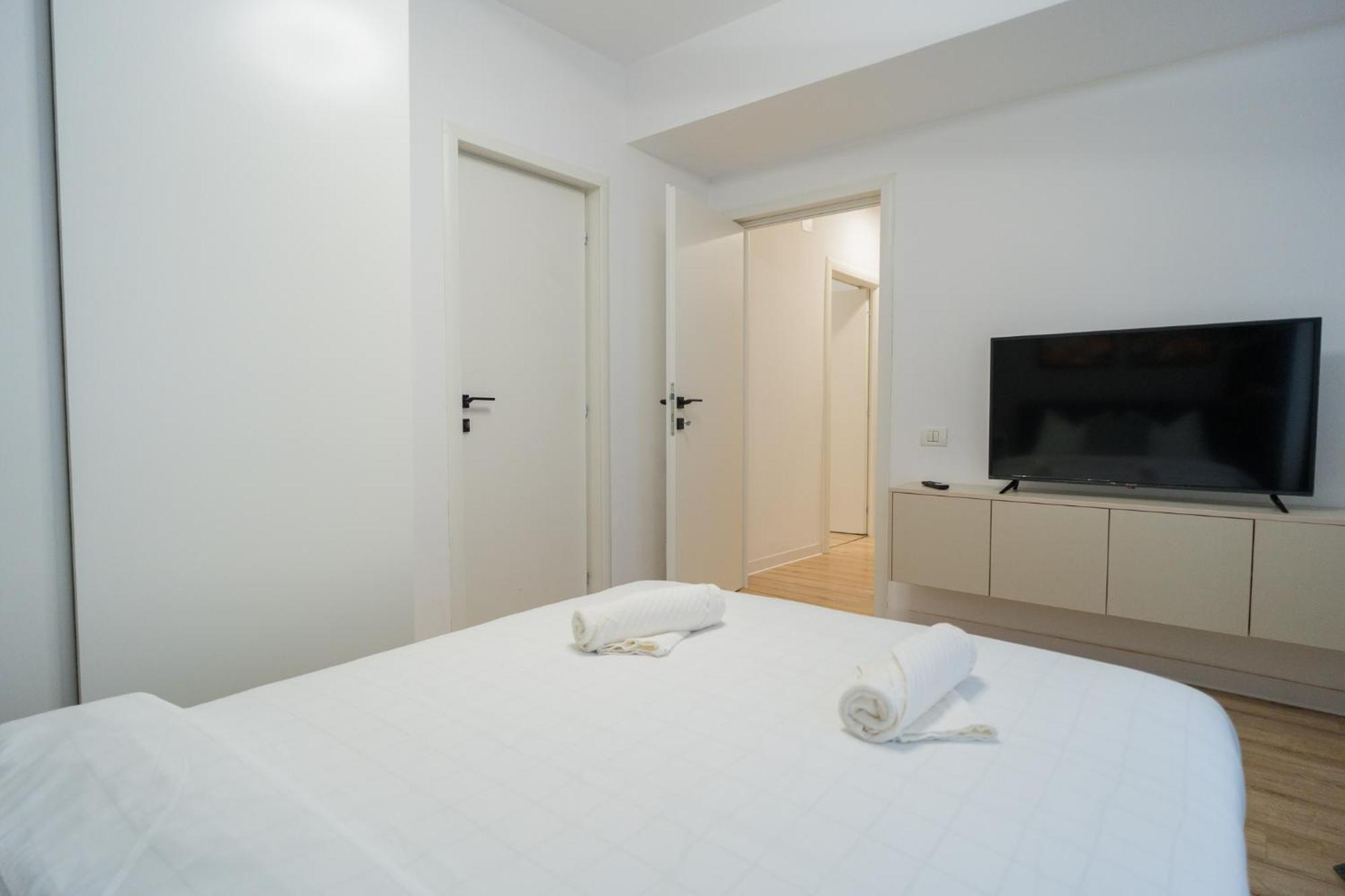 Elegant Gem Victoriei Avenue Apartment Bukares Bagian luar foto